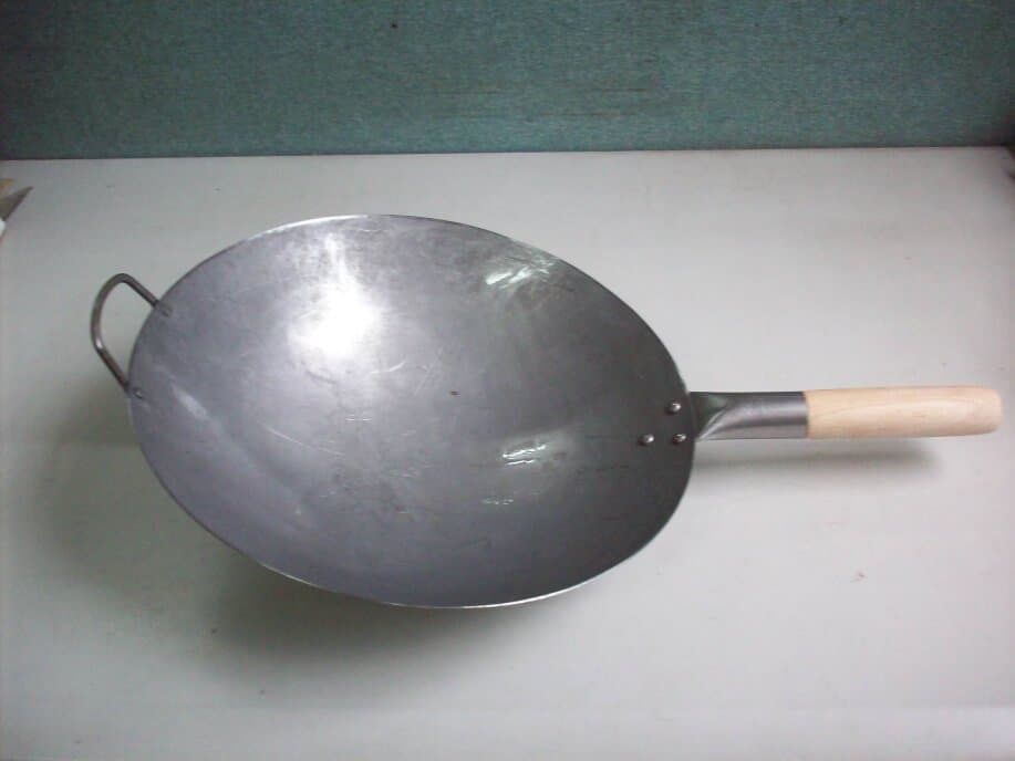 hammered wok with wooden metal handle profamilychef.com