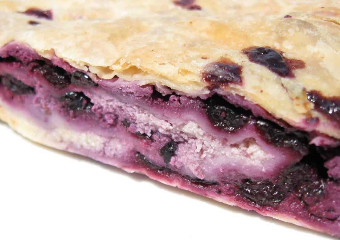 Phyllo pastry with blueberry and cottage cheese